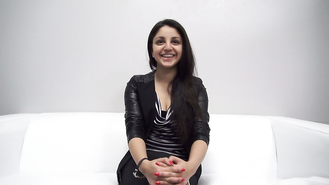 Молодая мамка намазала сиськи маслом и красиво потрахалась на чешском кастинге