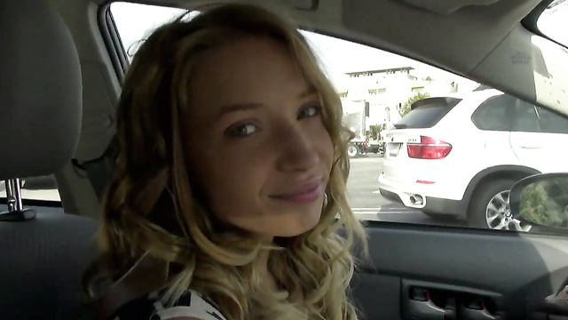 Приятная блондинка не постеснялась заняться сексом прямо в машине