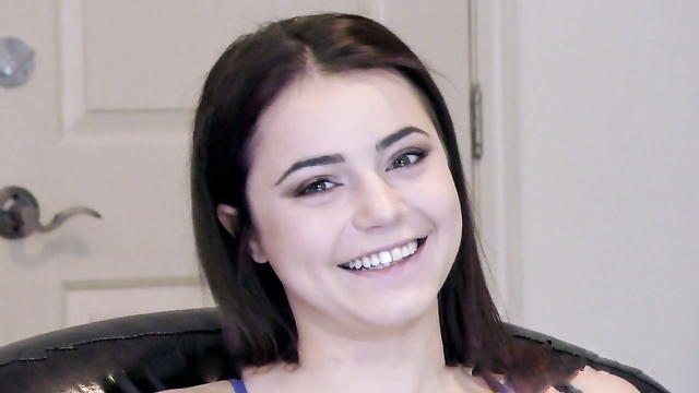 Молодую брюнетку дерут в анал на кастинге самого Пьера Вудмана