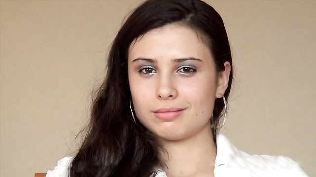 Молодая брюнетка пробивается в порно на кастинге у Вудмана