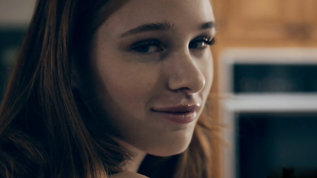 Рыжая красотка нашла себе брутального папика для развлечений