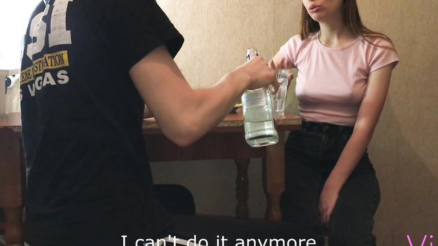 Пьяная девушка трахается с другом у него дома