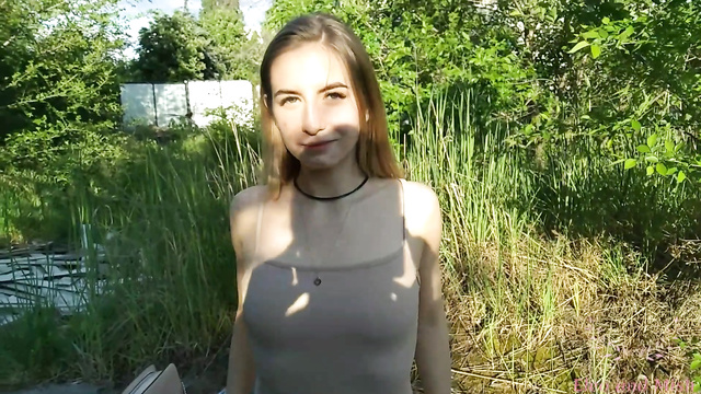 Дикий парень трахнул на природе и обкончал свою подружку в маске