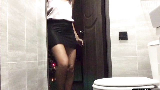 Сладкая парочка трахается в туалете ночного клуба