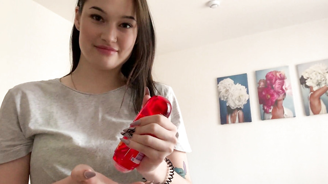 Симпатичная девушка дрочит сводному брату его скользкий член