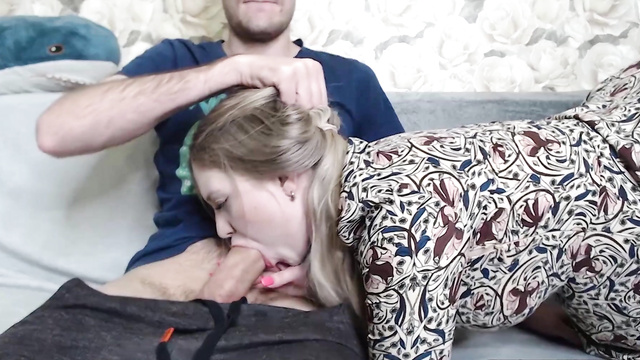 Сводная сестра быстро дрочит и сочно сосет на диване