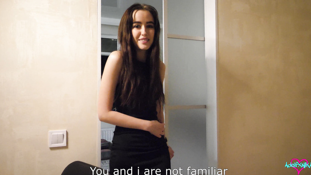 Стройная русская брюнетка села бритой киской на лицо друга на новогодней вечеринке