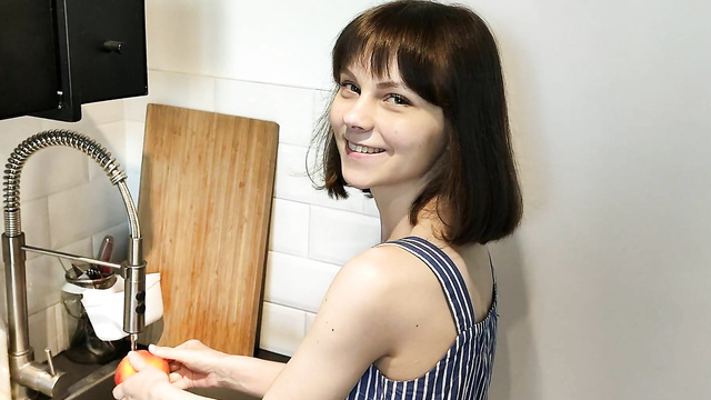 Муж уговорил молодую жену на страстный секс на кухне