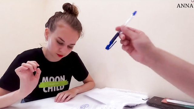 Аня занимается домашним сексом с кредитором-разводилой