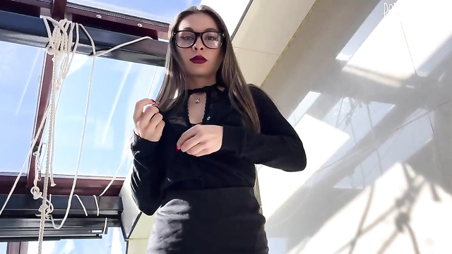 Дал понять молодой училке, что ему нужен от нее только секс