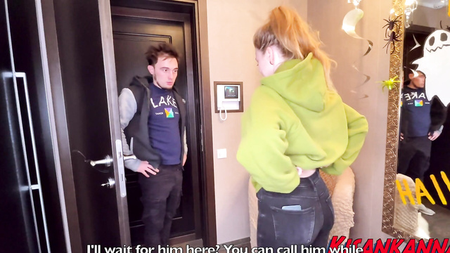 Зашел в гости к другу и трахнул его девушку с пышной задницей