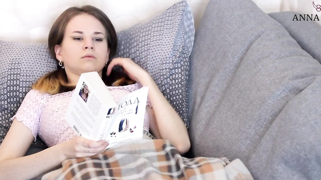 Хотел просто подрочить на порно со звуком, а соседка это услышала