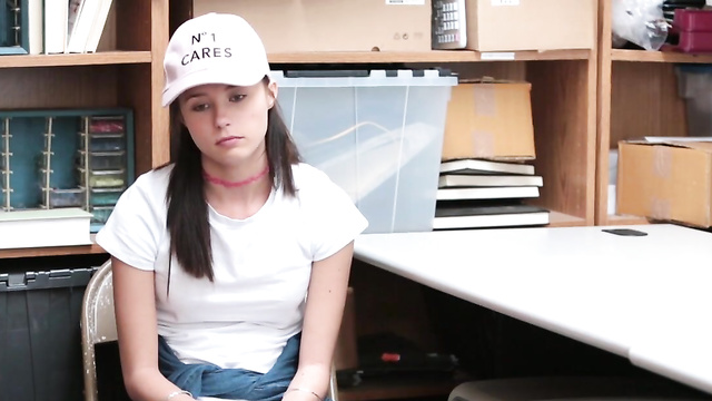 Повелась на секс с охранником, когда он поймал на краже