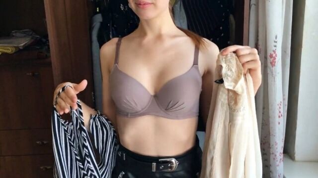 Сводная сестра примеряет одежду перед тем как пойти гулять