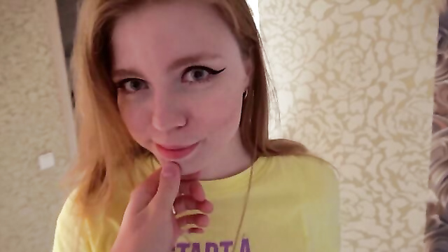 Соседка с классной жопой хорошо сосет и принимает сперму на лицо