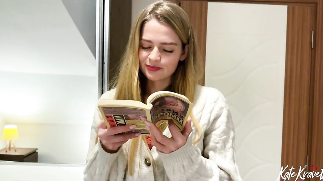 Красивая соседка Катя, кончила на члене у парня